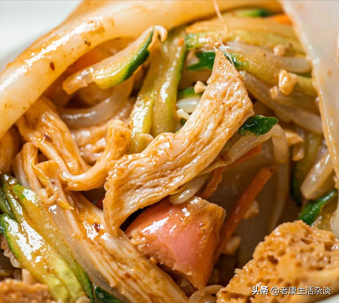 炸鸡柳、卷凉皮，两个小吃的档口就能在北京火了，得去看看了