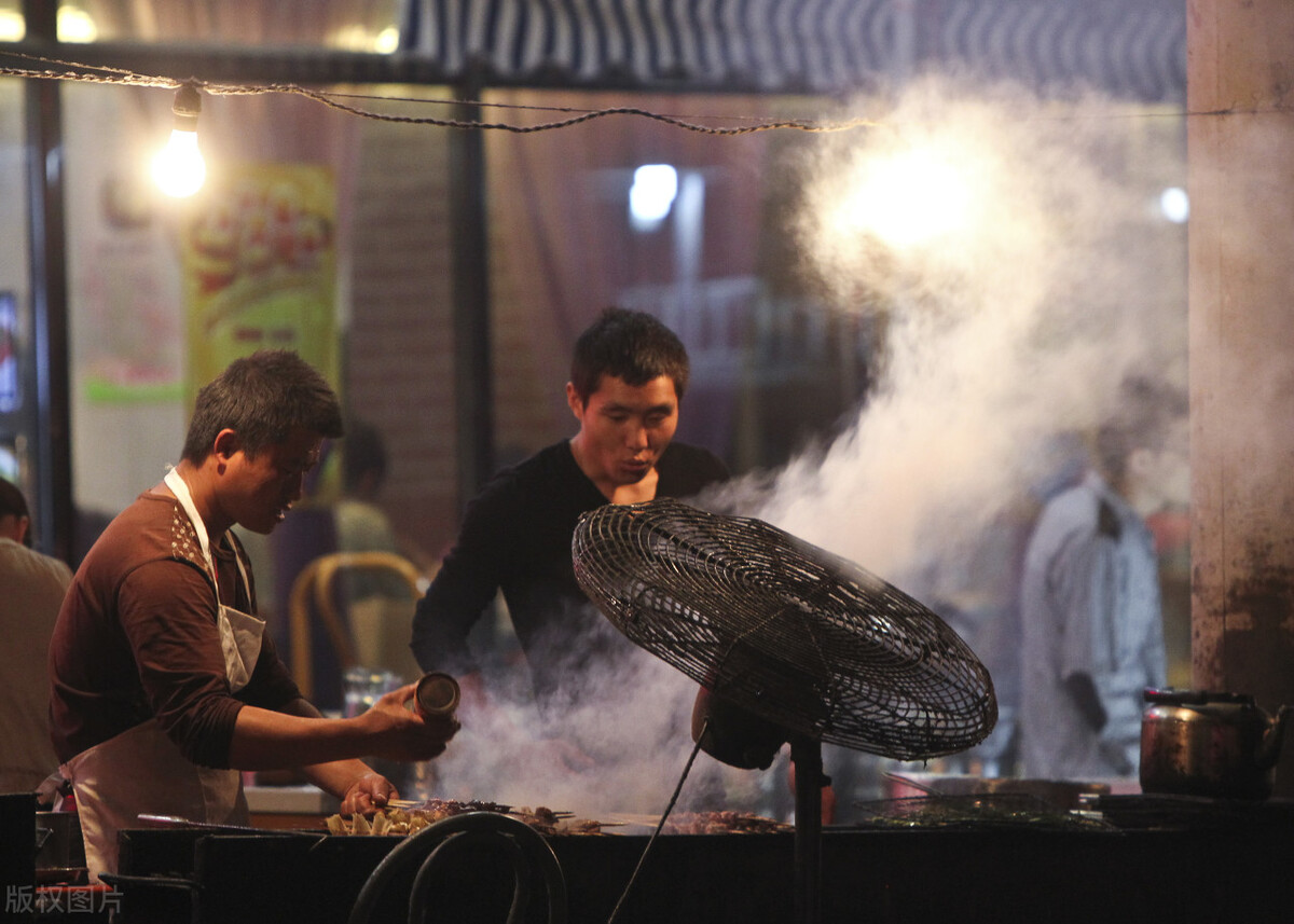 烧烤店老板会做生意,专挑顾客“痒点”做活动,靠策略半年赚90万