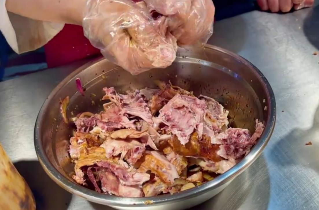 90后美女大学生青岛夜市摆摊卖小吃,9元一个,4小时卖出200多个