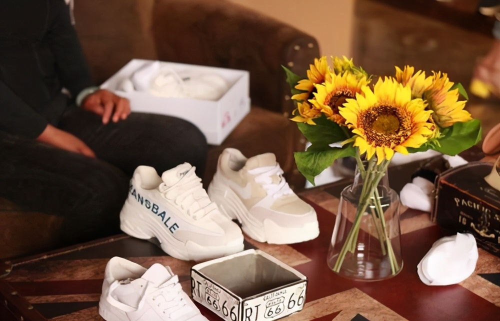 小县城卖鞋的实体店,在竞争激烈的情况下月赚十万,怎么做到的?