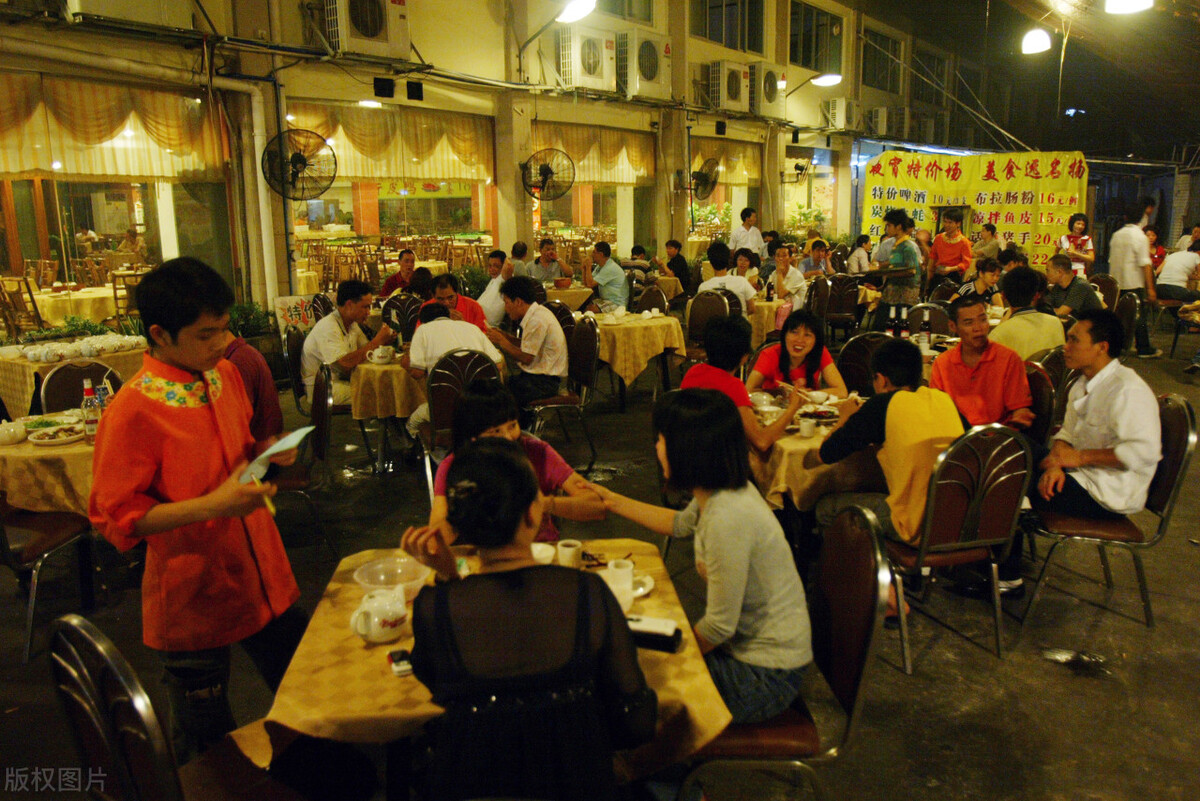 山东男人开烧烤店，利用“美色营销”，年赚200万，这赚钱模式牛