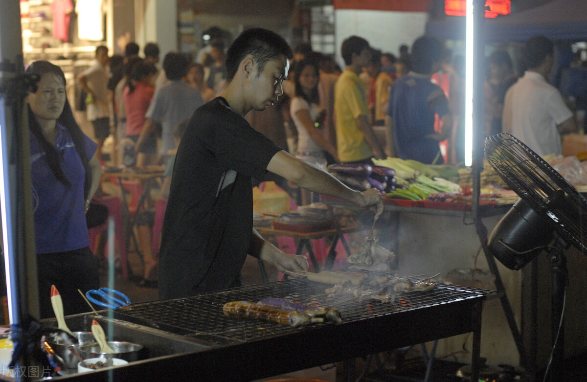 夫妻俩摆摊卖烧烤,“借”超市客流,月盈利做到30万,太牛了