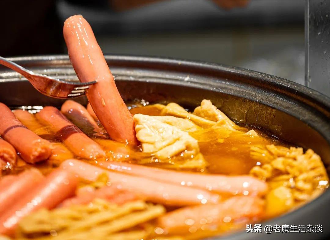 炸鸡柳、卷凉皮，两个小吃的档口就能在北京火了，得去看看了