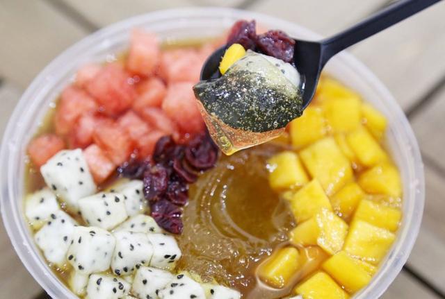 火爆的7种街头小吃,让年轻人痴迷追捧,吃货:摆地摊都难选