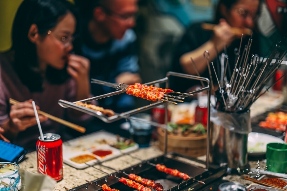 山东大哥开烧烤店,啤酒烧烤都不要钱,不亏反而年赚80万,啥诀窍