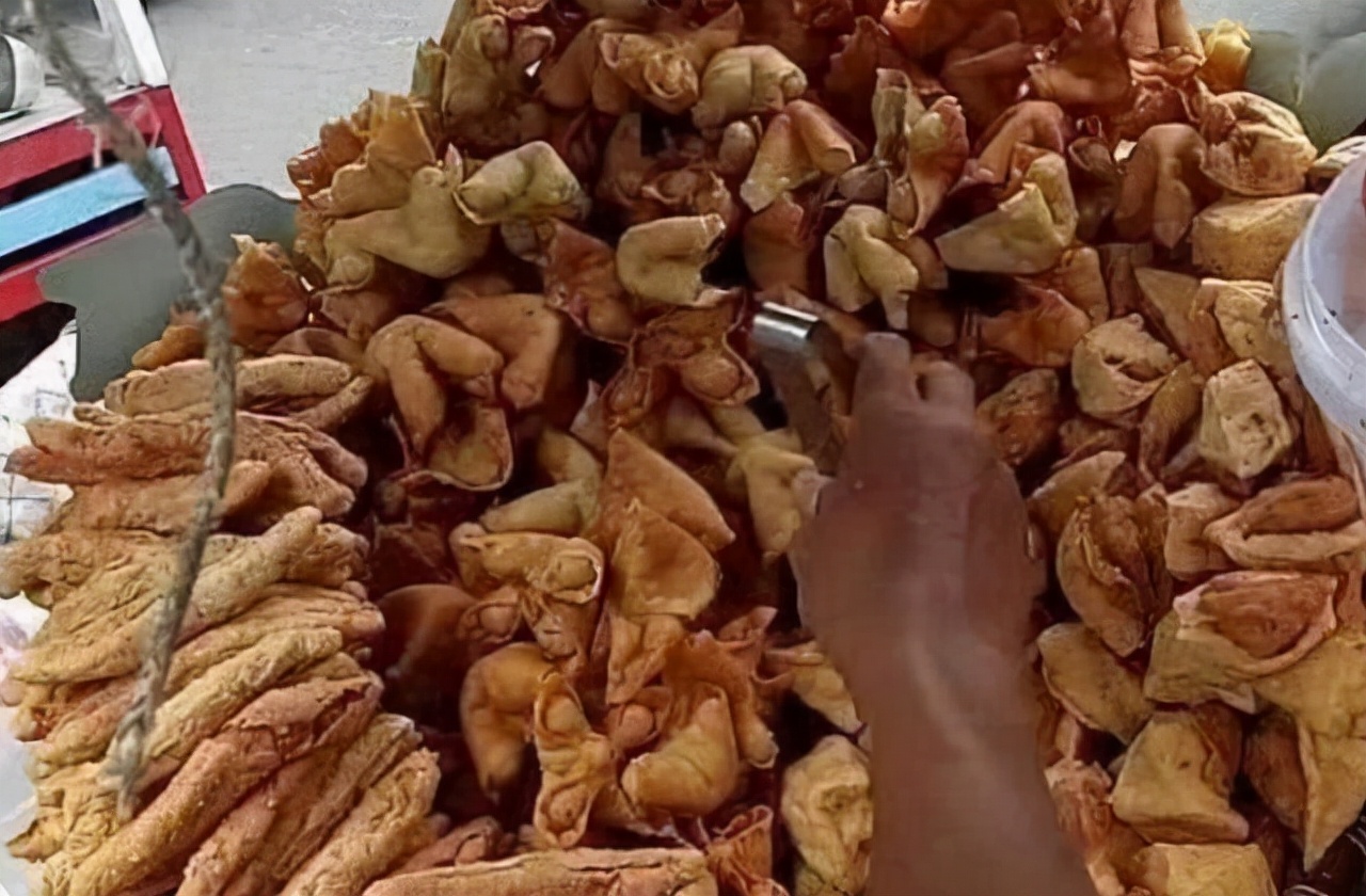 大爷卖“创新”小吃,25元10个,每月收入上万元,我试完后悔了