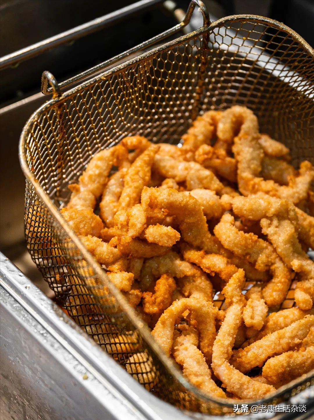 炸鸡柳、卷凉皮，两个小吃的档口就能在北京火了，得去看看了