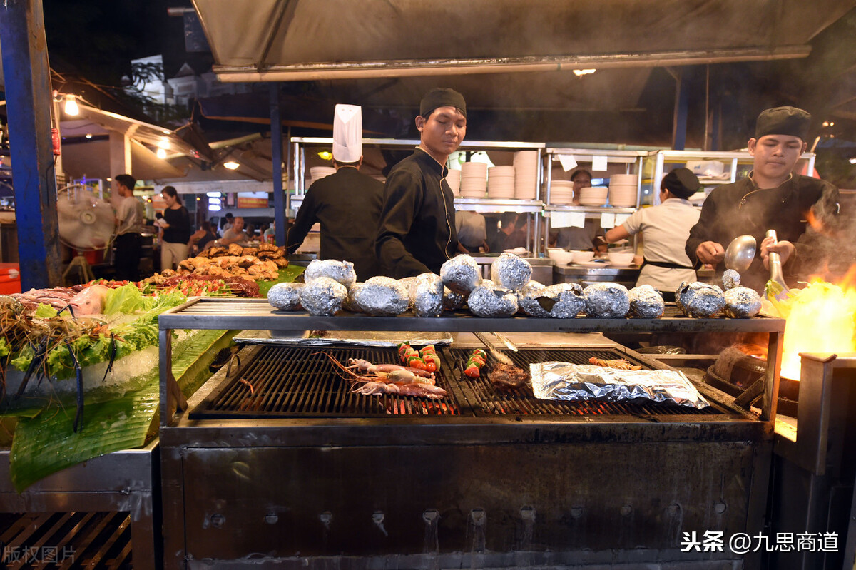 烧烤店火爆策略:充50元送100瓶啤酒,老板1个月收款37万