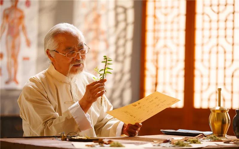 目前,已经进入人口老龄化社会,普通人做什么生意最赚钱?