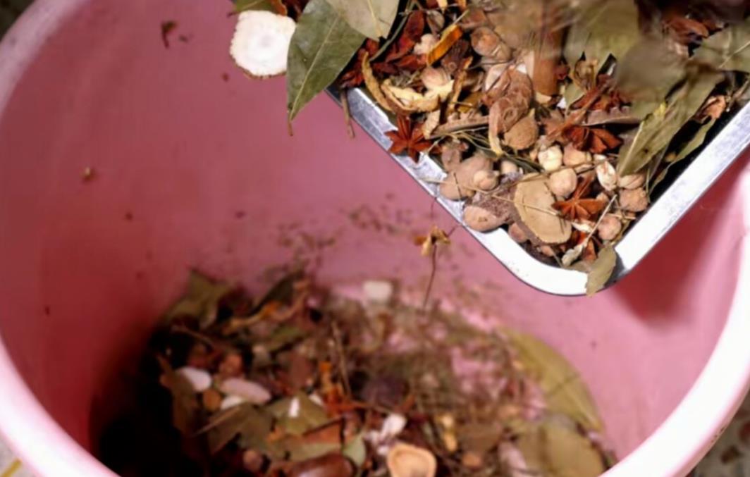 浙江夜市上的小吃摊，2块钱一个的鸭头卤好卖6元，一年赚100多万