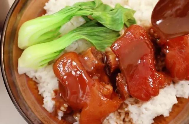 农村小伙偷师猪脚饭手艺,两年赚三十多万,方法原来如此简单