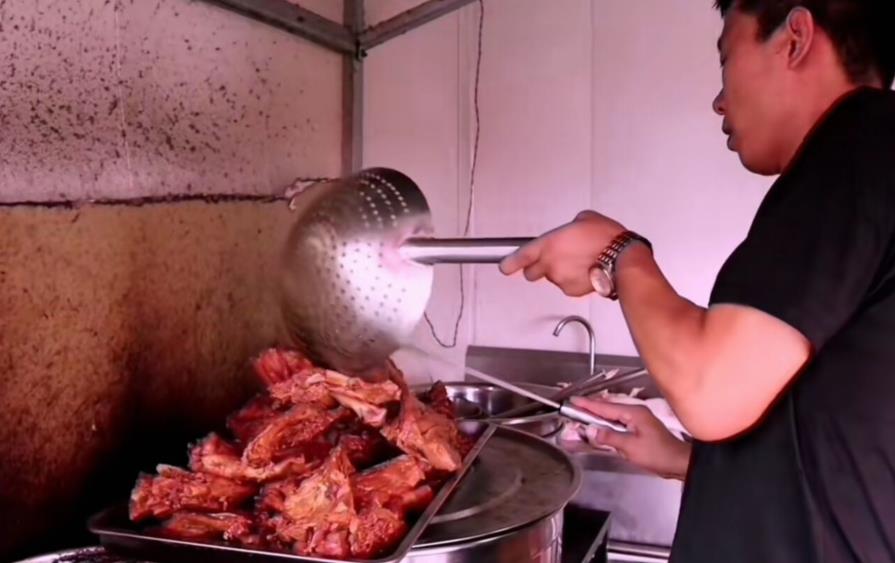 山东小伙自创特色小吃，24元一斤，月入十多万，谁想学都免费教