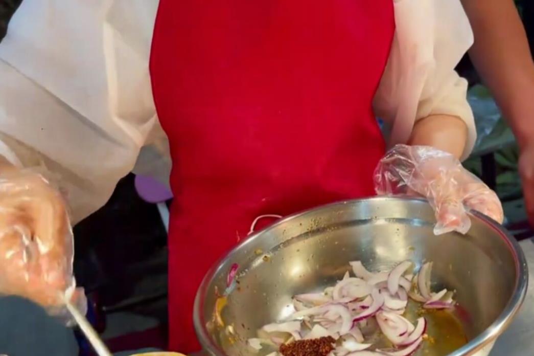 90后美女大学生青岛夜市摆摊卖小吃,9元一个,4小时卖出200多个