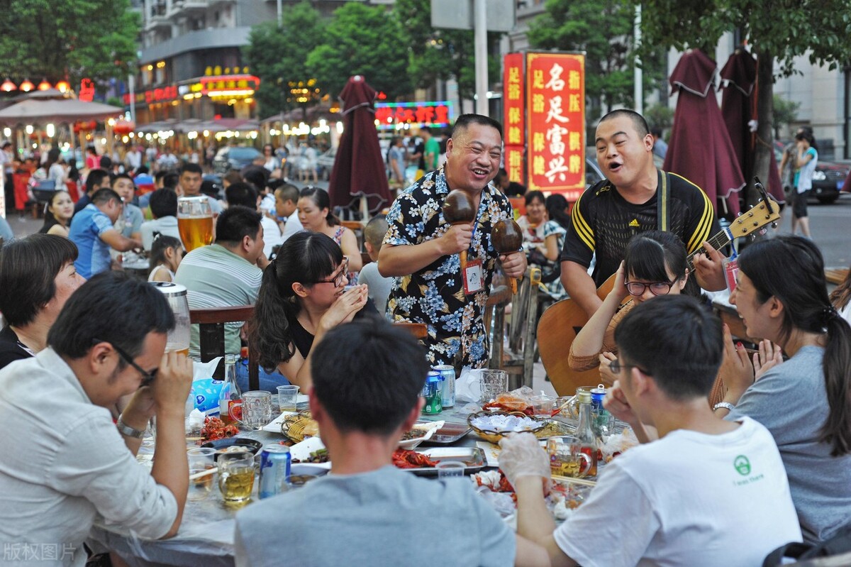 中年男人开正宗烧烤店，利用“一次抽奖”，月赚16万，这策略绝了