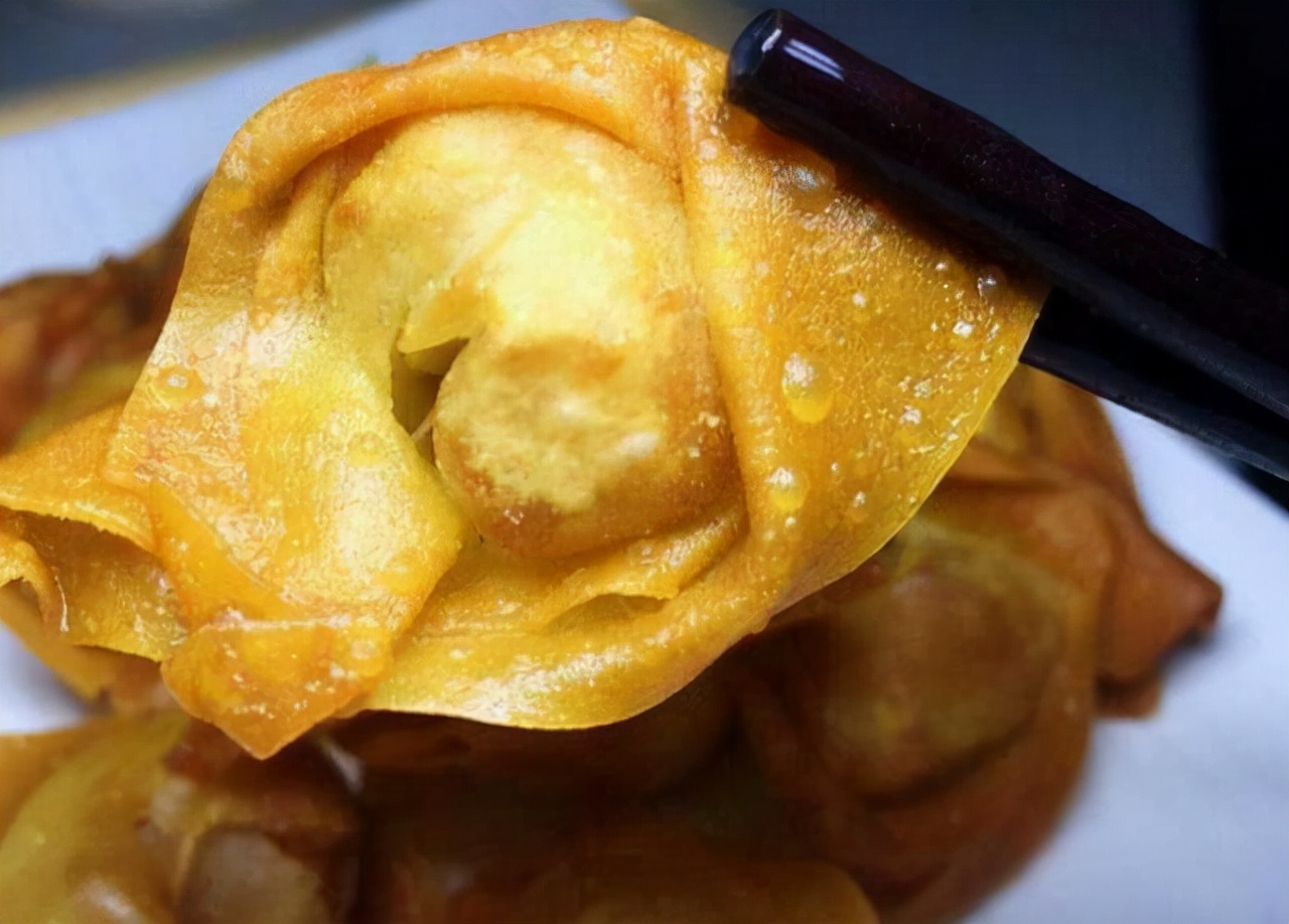 大爷卖“创新”小吃,25元10个,每月收入上万元,我试完后悔了