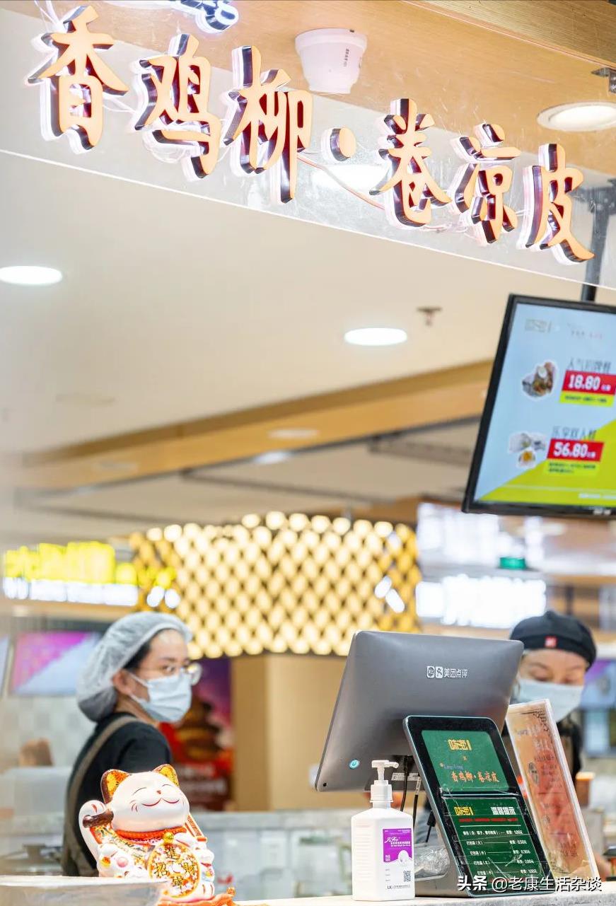 炸鸡柳、卷凉皮，两个小吃的档口就能在北京火了，得去看看了