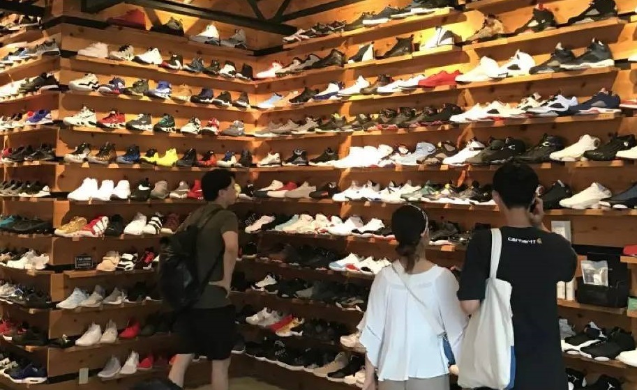 小县城卖鞋的实体店,在竞争激烈的情况下月赚十万,怎么做到的?