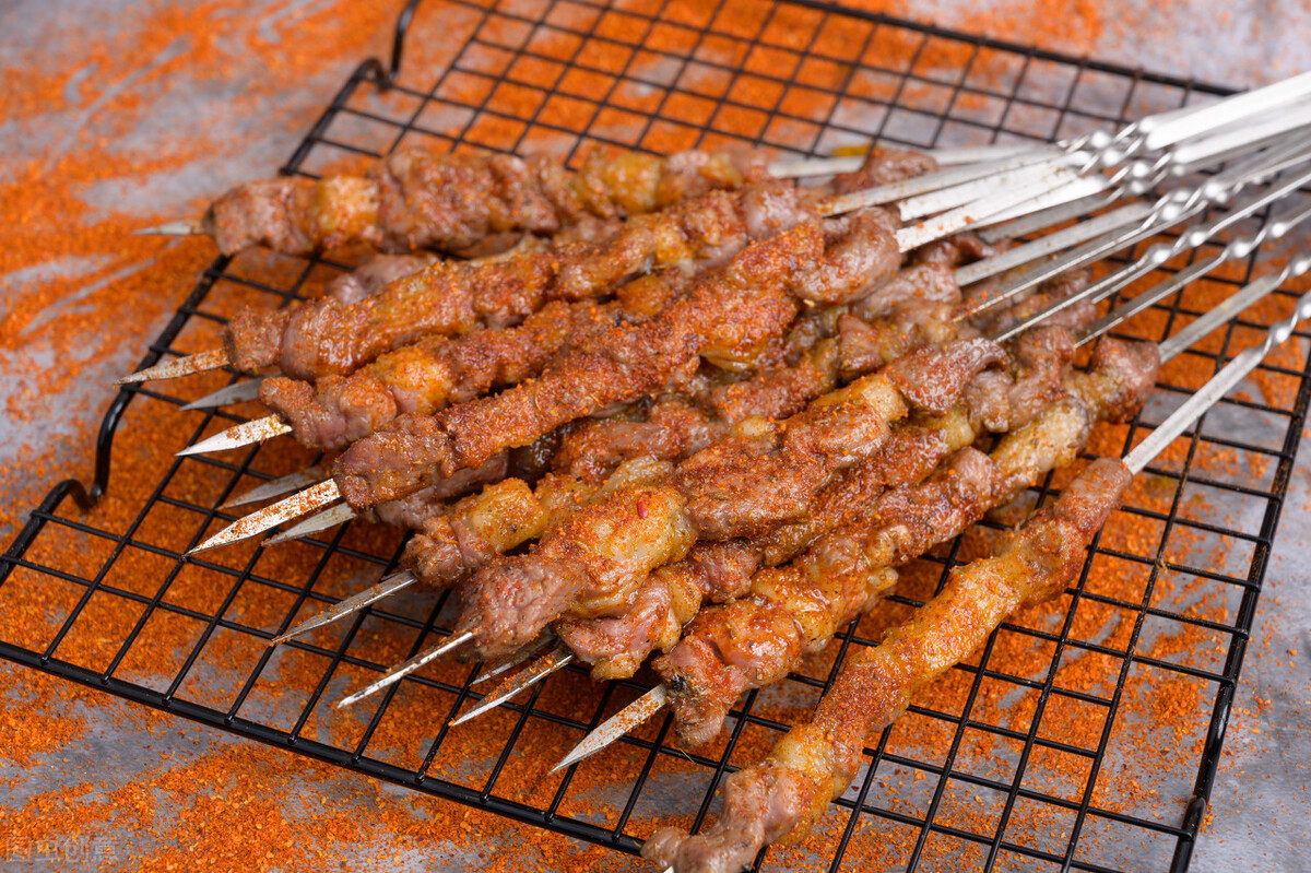 这家烧烤店，老板打造爆款羊肉串，店铺常年不缺客户，怎么玩的？