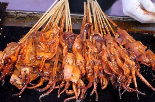 火爆的7种街头小吃,让年轻人痴迷追捧,吃货:摆地摊都难选