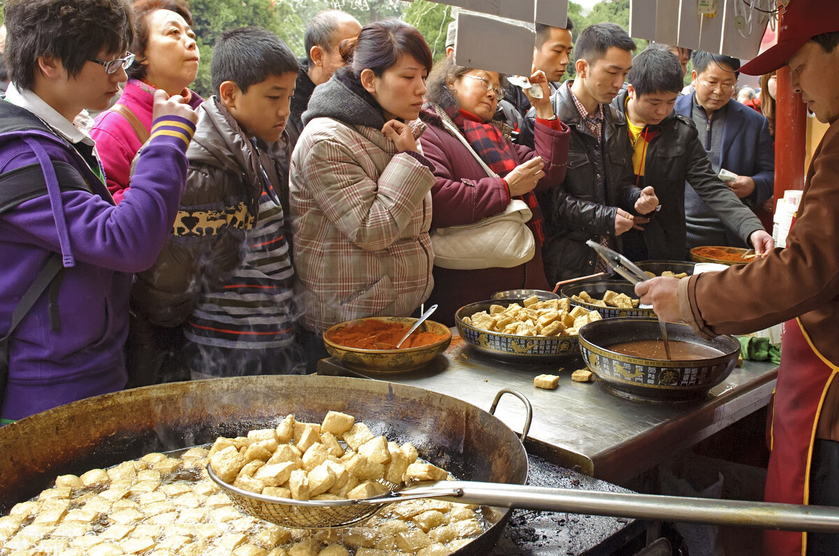 河南女人开小吃店，利用“花色衣服”，半年赚了60万，方法教给你