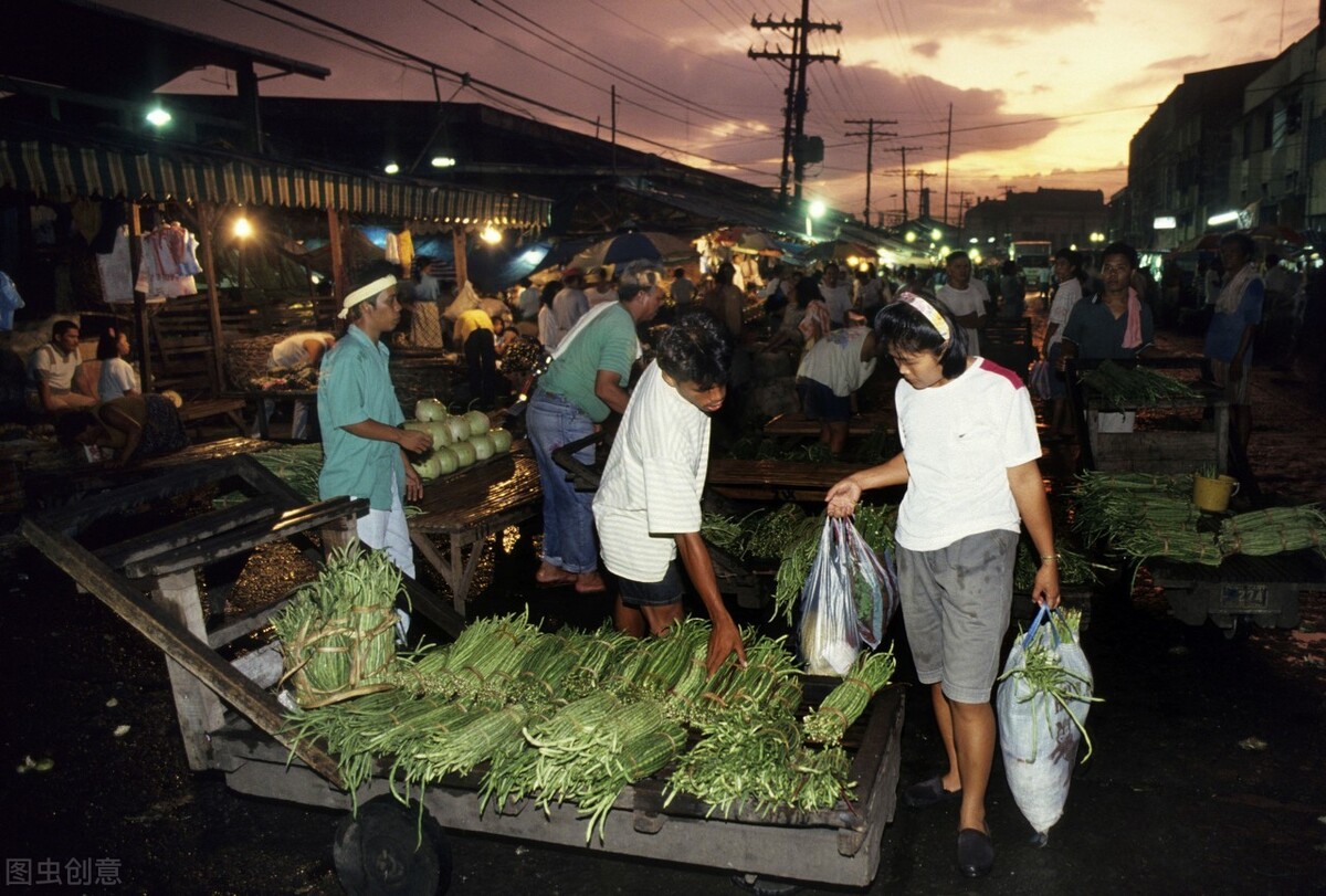 农村小伙开烧烤店,69元龙虾免费送,不亏反赚85万,老板来学