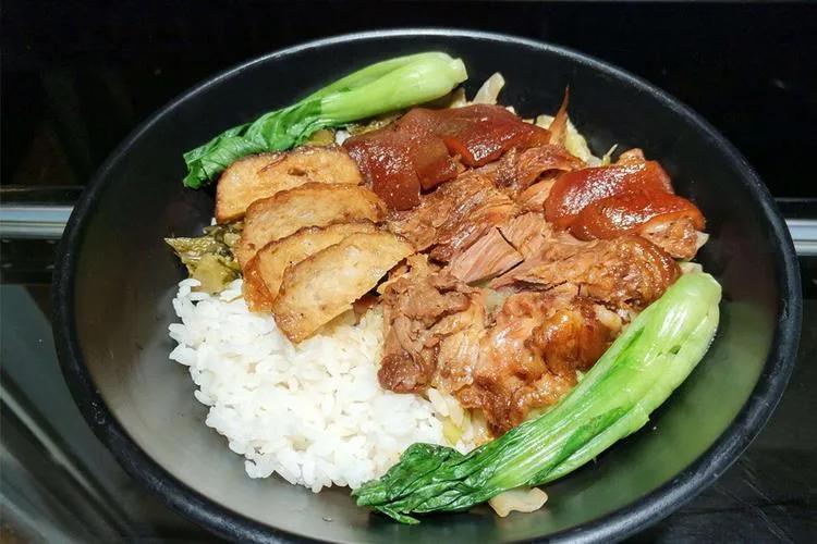 农村小伙偷师猪脚饭手艺,两年赚三十多万,方法原来如此简单