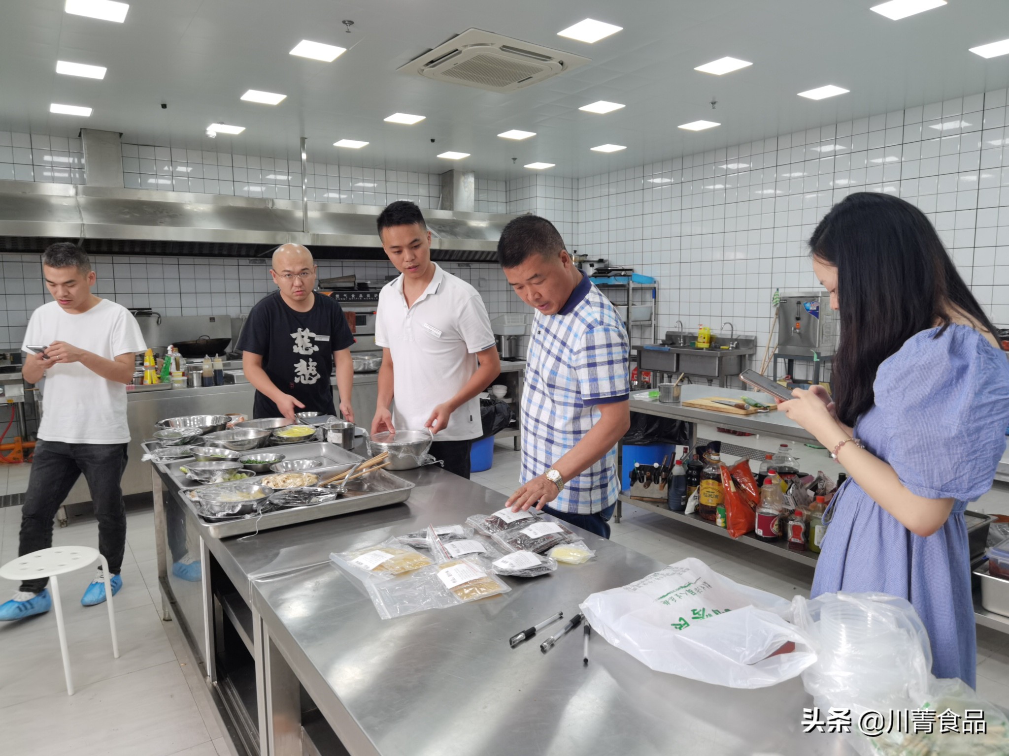 为什么开火锅店一定要找的火锅底料批发加工厂？