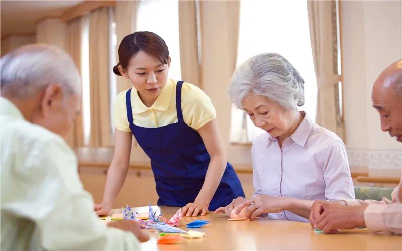 目前,已经进入人口老龄化社会,普通人做什么生意最赚钱?