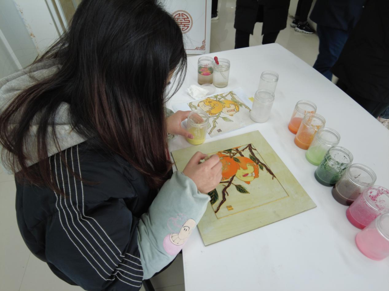 走进画展的创业港，勤练技艺早就文化隗宝-赚在家创业号