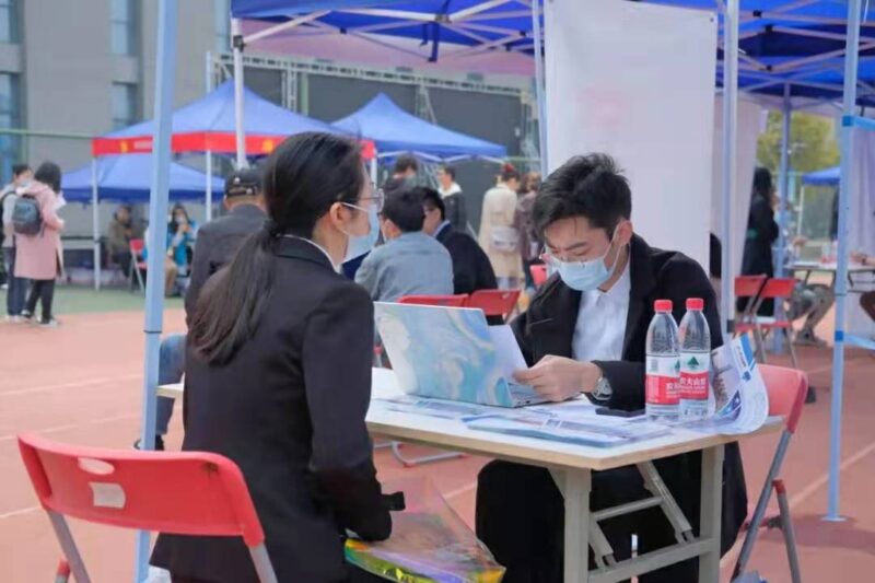 现在最热门的行业有哪些？适合大学生近几年最吃香的行业-1