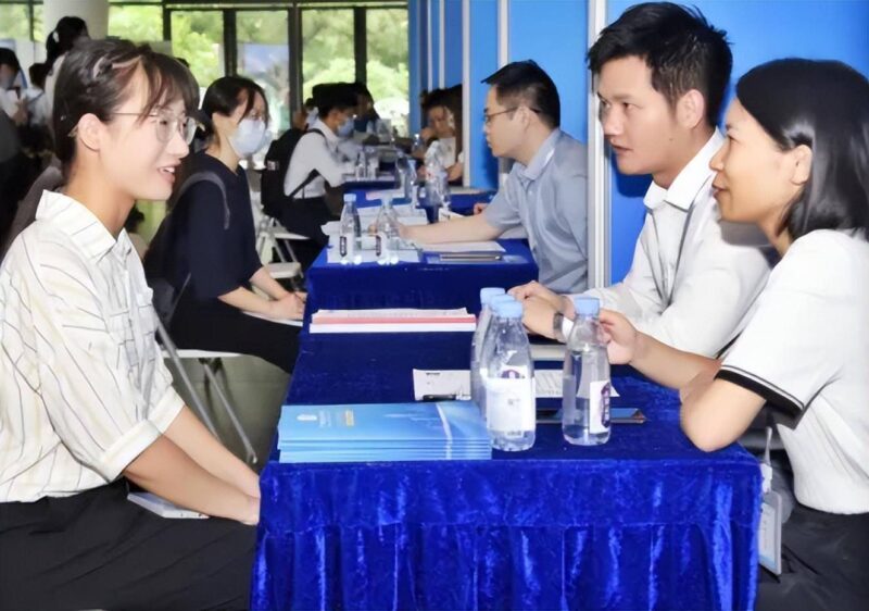 什么行业发展前景最好(大学校园里吃香的行业)-1