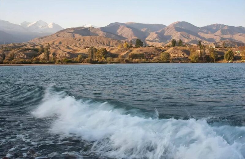 世界十大湖泊排行榜(世界湖排名前十)-1