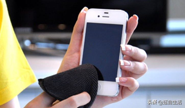 手机掉到马桶里面应该怎么处理?经验分享手机掉进茅厕捞出来解决方法-1 手机掉到马桶里面应该怎么处理?经验分享手机掉进茅厕捞出来解决方法-1