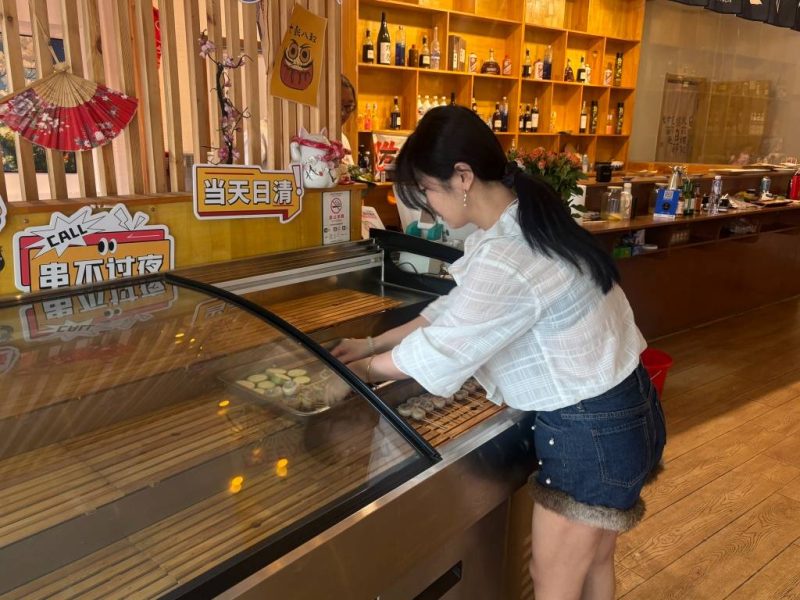 一串肉一把火，“烤”出人生好滋味！00后女孩在青创业，从路边摆摊到开店-赚在家创业号
